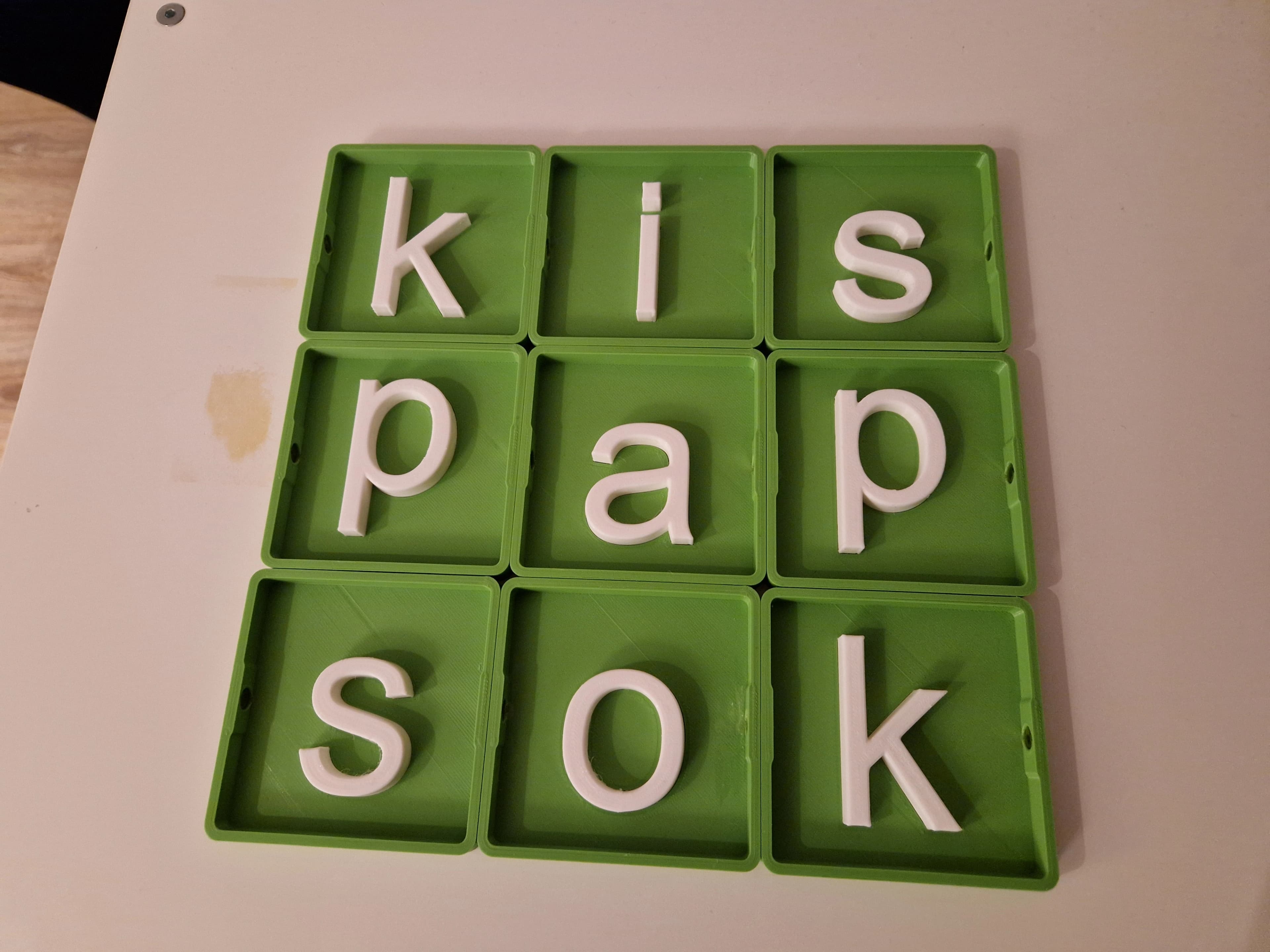 Kind speelt met Letterpret letterboxen